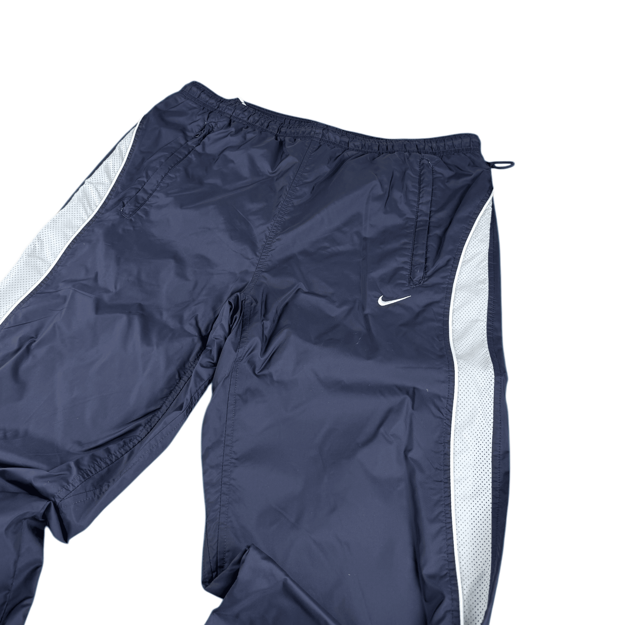 Nahaufnahme der oberen Vorderseite mit Taschen und Swoosh-Logo der blauen Nike Trackpants in Größe L