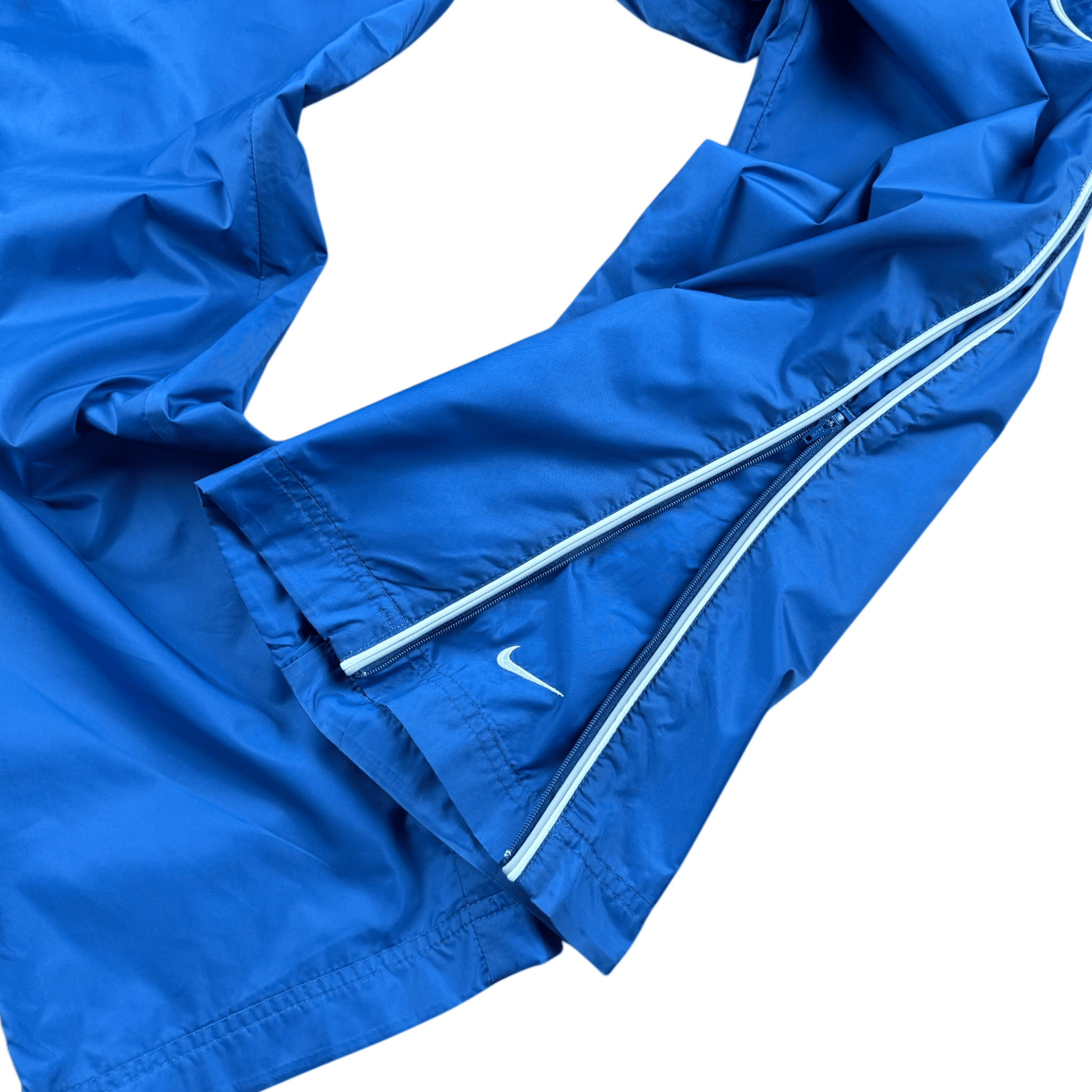 Detailansicht des unteren Beins mit weißem Reißverschluss und Swoosh-Logo der hellblauen Nike Trackpants in Größe L