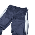 Nahaufnahme der oberen Vorderseite mit Taschen und Swoosh-Logo der blauen Nike Trackpants in Größe L