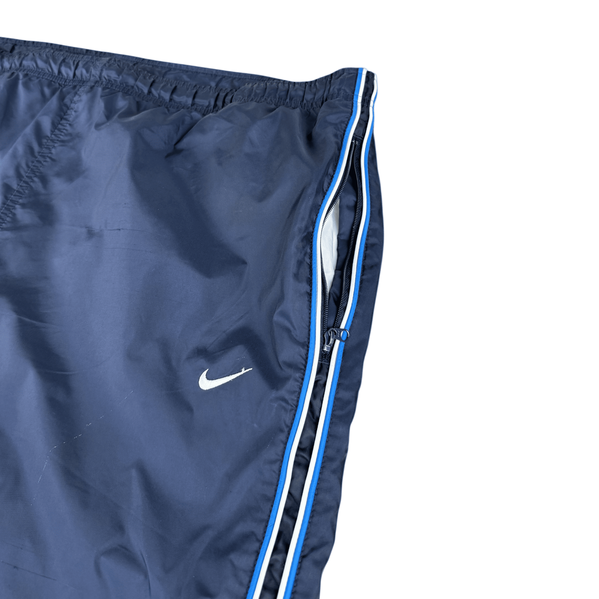 Geöffnete Seitentasche mit Reißverschluss an der dunkelblauen Nike Trackpants in Größe XL